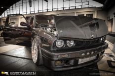 BMW :: E30 V8